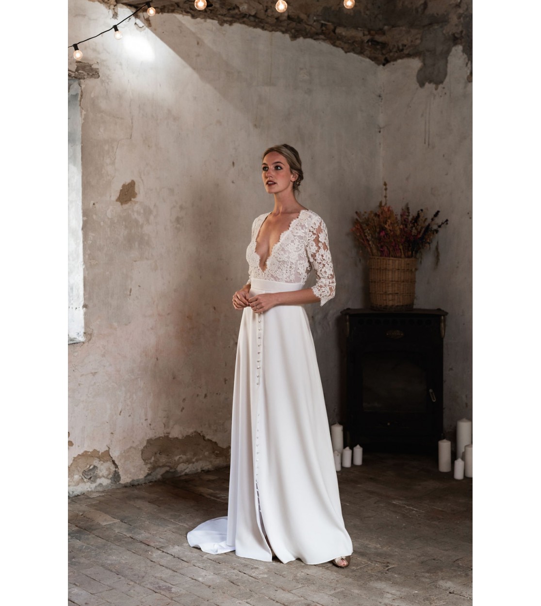 Robe de mari e boutonn e devant laisse appara tre les jambes