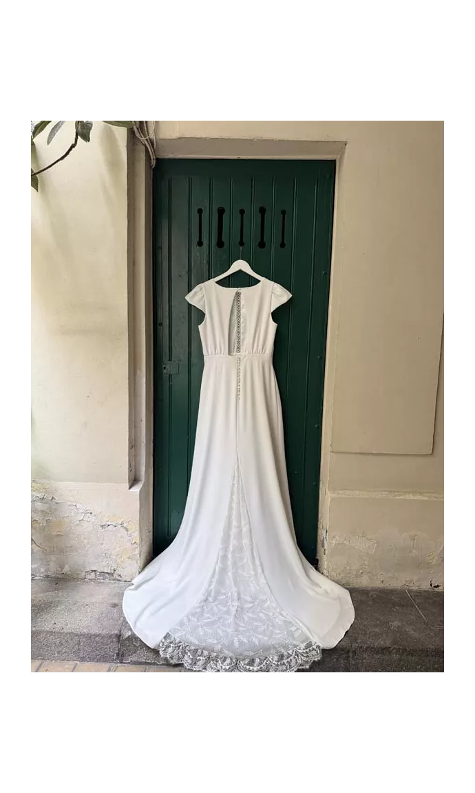Agathe showroom sample
