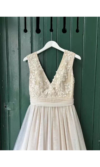 Robe de mariée en tulle et dentelle de Calais scintillant