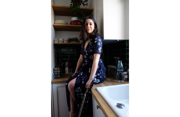 Kaycie Chante  Surface  en robe Leo 