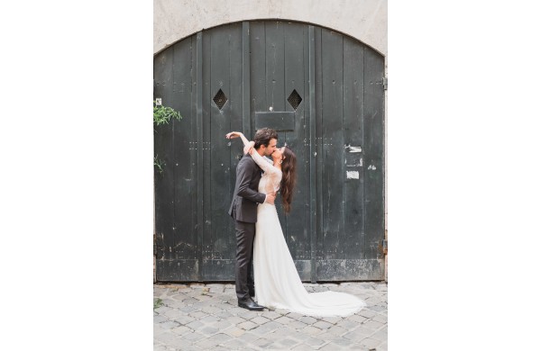 Shooting d'inspiration Elopement in Paris en robe Harpe