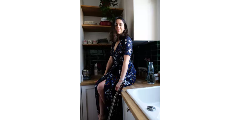 Kaycie Chante  Surface  en robe Leo 